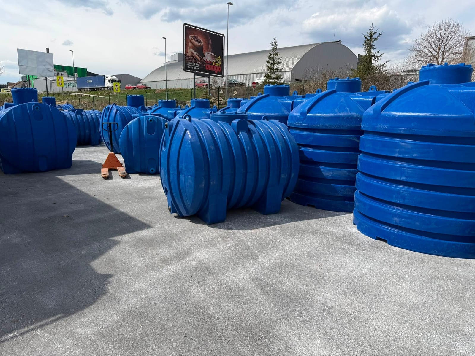 Plastične cisterne na platou ispred pogona